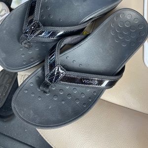Vionic High Tide Size 8 black wedge sandals